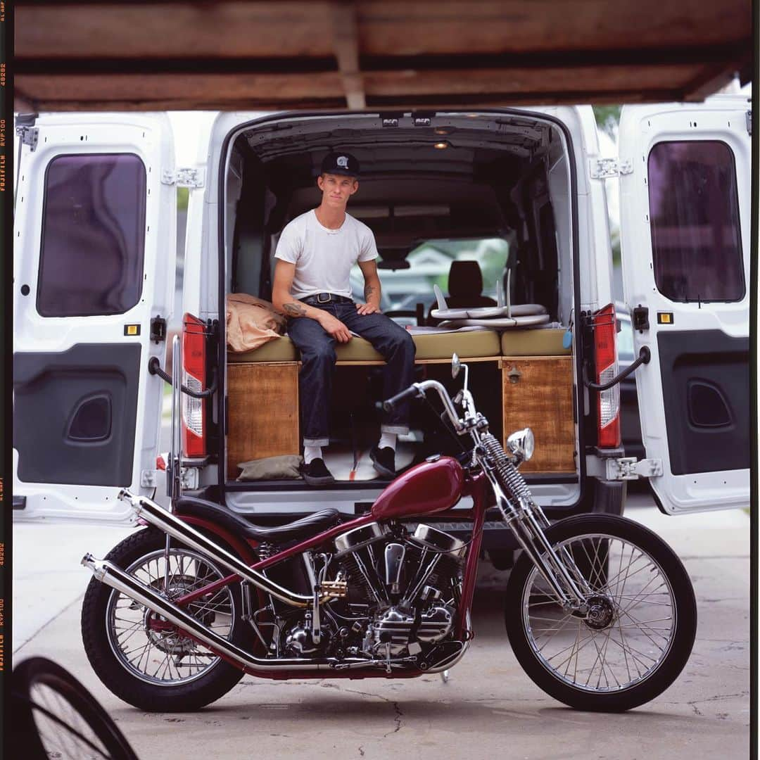 Harley-Davidsonさんのインスタグラム写真 - (Harley-DavidsonInstagram)「Inspired by the simplicity and functionality of classic shapes, building old motorcycles and surfboards go hand in hand for California-based surfboard maker @troyelmore.  Read the full story in HOG magazine volume 051. 📸 @autumnspadaro」7月14日 0時04分 - harleydavidson