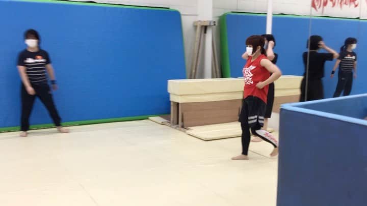 中島翔子のインスタグラム：「まがるけどきょうは後方回転系の恐怖心がなく調子いいはずだった… #aacstuntsgym #action」