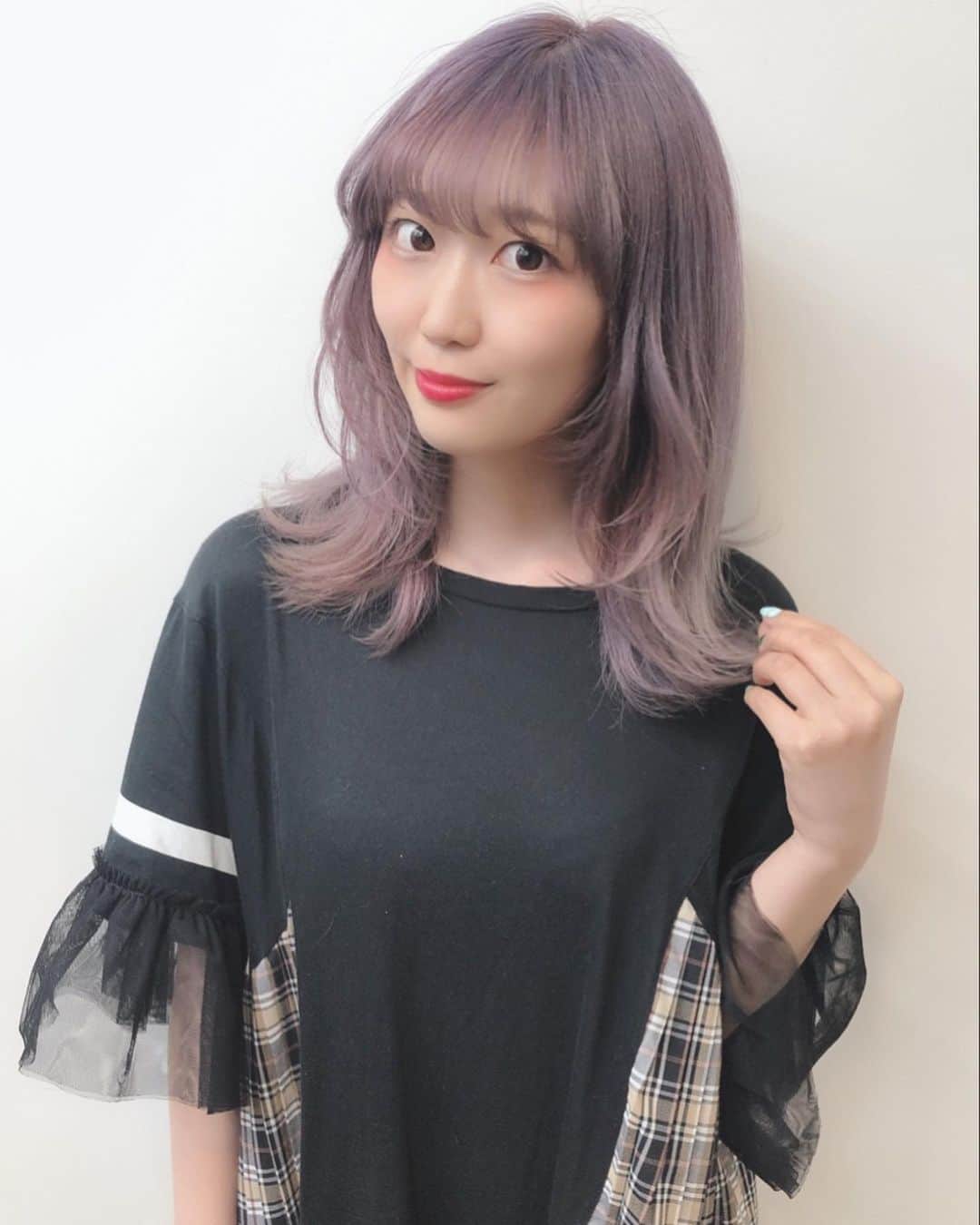 のインスタグラム：「髪染めてクリィミーマミになりたい人になった！💫 　 友達にやってもらうの新鮮だったし、めっちゃ綺麗に染まって二人でえ？！よくない？！って大喜びしてた笑　原ちゃん本当にありがとう〜！😢(@logmisato)  . . . #ハイトーンカラー　#ラベンダーアッシュ #ヘアカラー　#hairstyle  #クリィミーマミ」