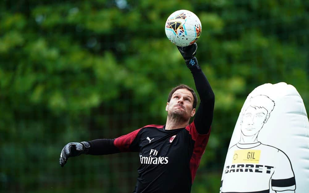 アスミル・ベゴヴィッチさんのインスタグラム写真 - (アスミル・ベゴヴィッチInstagram)「Good day of work 🔴⚫️⚽️🆎🧤 @acmilan @ab1gk」7月14日 0時12分 - asmir1