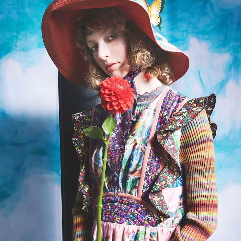 のインスタグラム：「#tsumorichisato #ツモリチサト#2020awcollection #wonderland   This is a bohemian dress autumn fall product made of cotton.  Romantic, prints in the foxes and birds garden 志村動物園では、山瀬まみちゃんが、きてくれてます。見てください。  7/18（土）19：00〜21：00放送の日本テレビ系列「天才！志村動物園」で放送されます！」