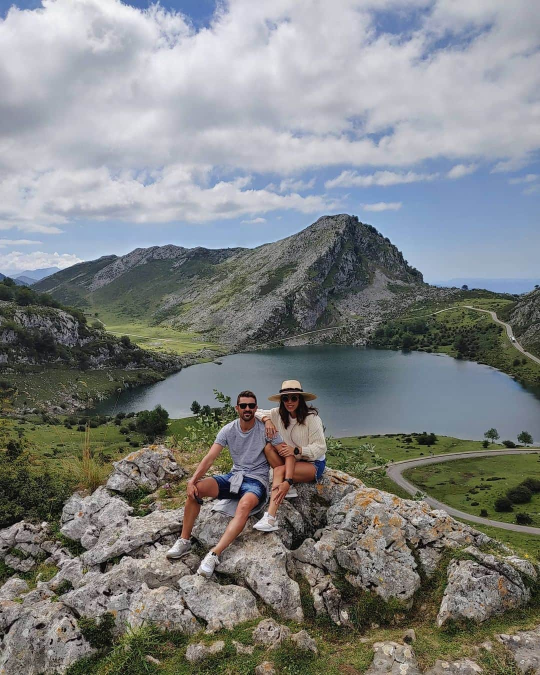 ダビド・ビジャさんのインスタグラム写真 - (ダビド・ビジャInstagram)「💙💛🗻 #lagosdecovadonga #lagoercina #lagoenol #asturiasparaisonatural #veranoenasturias」7月14日 0時17分 - davidvilla