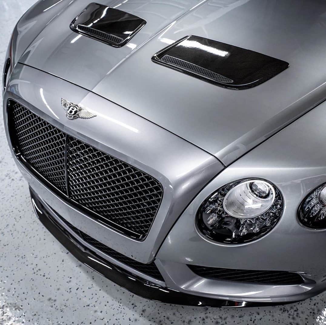 CarsWithoutLimitsさんのインスタグラム写真 - (CarsWithoutLimitsInstagram)「1 of 6 Silver #Bentley #GT3R  Photos @hartsluxurydetailing  #carswithoutlimits」7月14日 0時19分 - carswithoutlimits