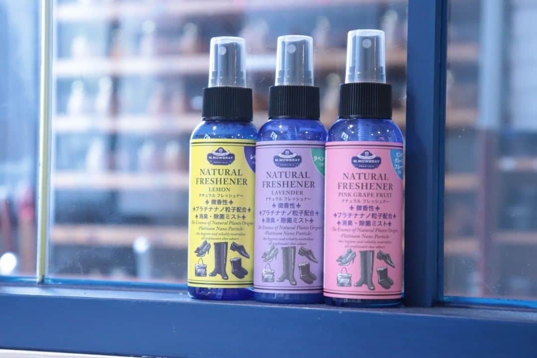 のインスタグラム：「雨の日が続くと気になるのは、靴の中の“ニオイ”。  天然オイルを使用した【M.MOWBRAYプレステージ　シューナチュラルフレッシュナー】は、優しい香りで嫌な“ニオイ”を抑えます。  また靴の中だけでなく、下駄箱やシューズボックスの中にミストすることで空間除菌の効果もあります。  【使用アイテム】 M.MOWBRAYプレステージ　シューナチュラルフレッシュナー　2000円+税 生産国：日本 香り：レモン、ラベンダー、ピンクグレープ（左から） 消臭・除菌ミスト  #mmowbray #mowbray #エムモゥブレィ #モゥブレィ #靴磨き #shoecare #shoeshine #シューケア #革靴 #シューナチュラルフレッシュナー #消臭 #除菌」
