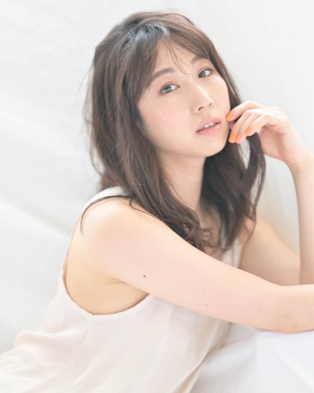 崎本ゆかりのインスタグラム：「. おはよう。な写真だけど おやすみ。。。☪️ . . #梅雨 早く明けないかなぁ。。ズーーン⤵︎て感じ #止まない雨はない って誰かがよく言ってたなー 誰だっけ #おやすみ#おはよう#明けない夜はない#週の始まり  #撮影#楽しい#モデル#ナチュラル#自分らしく#透明感  #shooting#natural#hairmakeup#beauty#healthy#model#happy#goodmorning#goodnight#thanks#memories」
