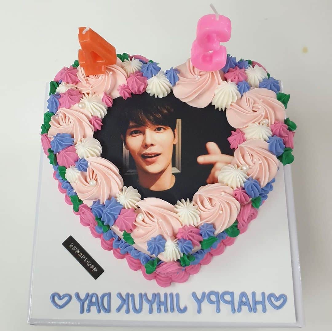 ジヒョク のインスタグラム：「오늘 축하해주신 모든 분들 감사합니다 덕분에 너무나 감동적인 생일이었습니다 ^^. 내년엔 얼굴 마주보며 같이 생일 파티해요 ❤️」