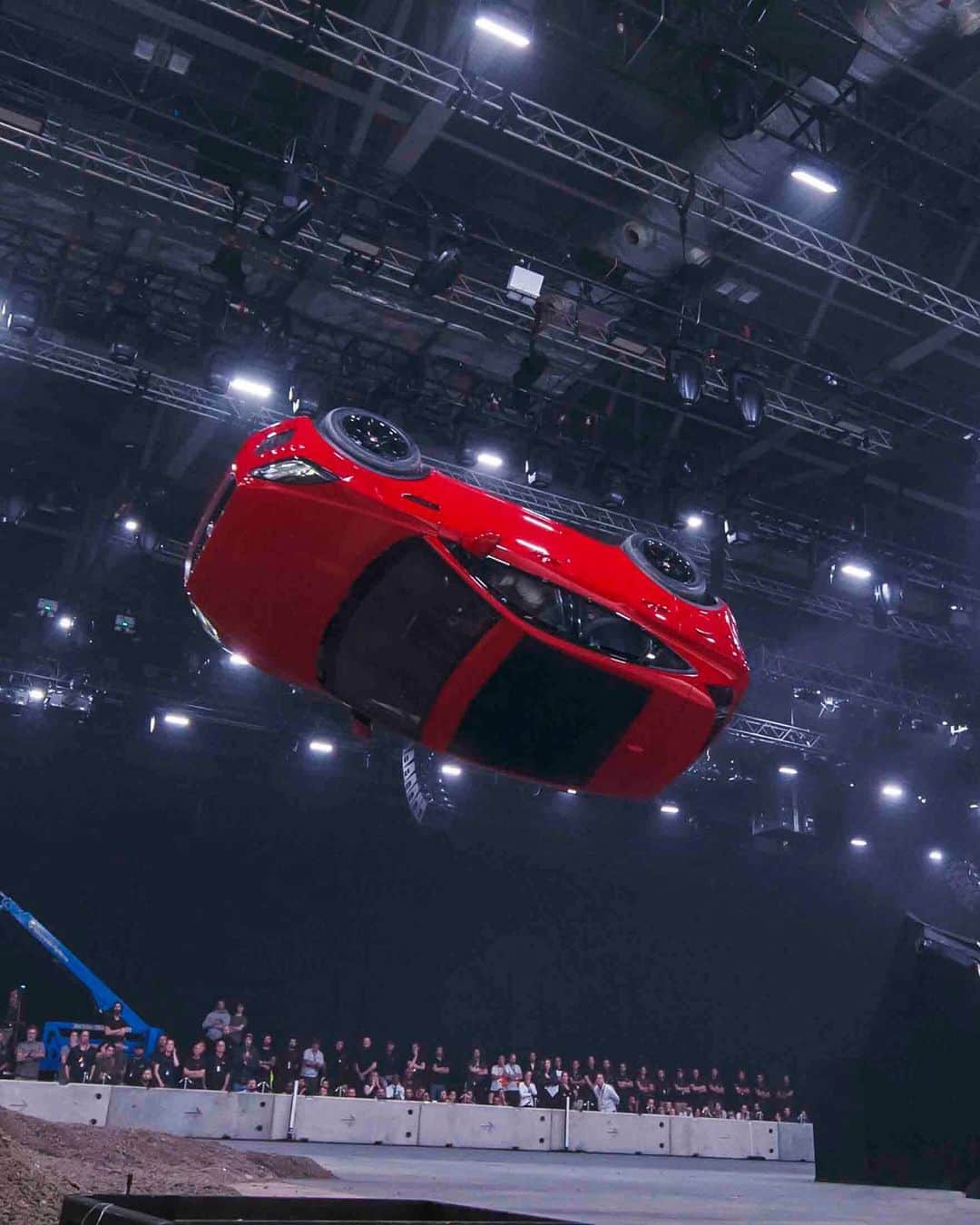 Jaguarさんのインスタグラム写真 - (JaguarInstagram)「#OnThisDay in 2017, world-renowned stunt driver Terry Grant set an official @GuinnessWorldRecords title with the #Jaguar #EPACE - a 15.3 metre-long jump complete with a 270-degree barrel roll.  Click on our bio link to relive the amazing moment in full 360° on YouTube.  #Premium #Luxury #Compact #Performance #SUV #AWD #GuinnessWorldRecords #WorldRecord #BarrelRoll #InstaCar #CarsofInstagram」7月14日 0時41分 - jaguar