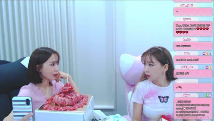 ウェイ のインスタグラム：「팬들과 실시간 생방 생파 하는 도중에... 내 최애브랜드 @chicaychico_official 에서 온 케잌이.....😭 진짜 리얼방송사고아니냐고 ㅋㅋㅋㅋㅋ #치카이치코 에게 평생 절하면서 살거야,, @minjinchoa 표정ㅋㅋㅋㅋㅋ」