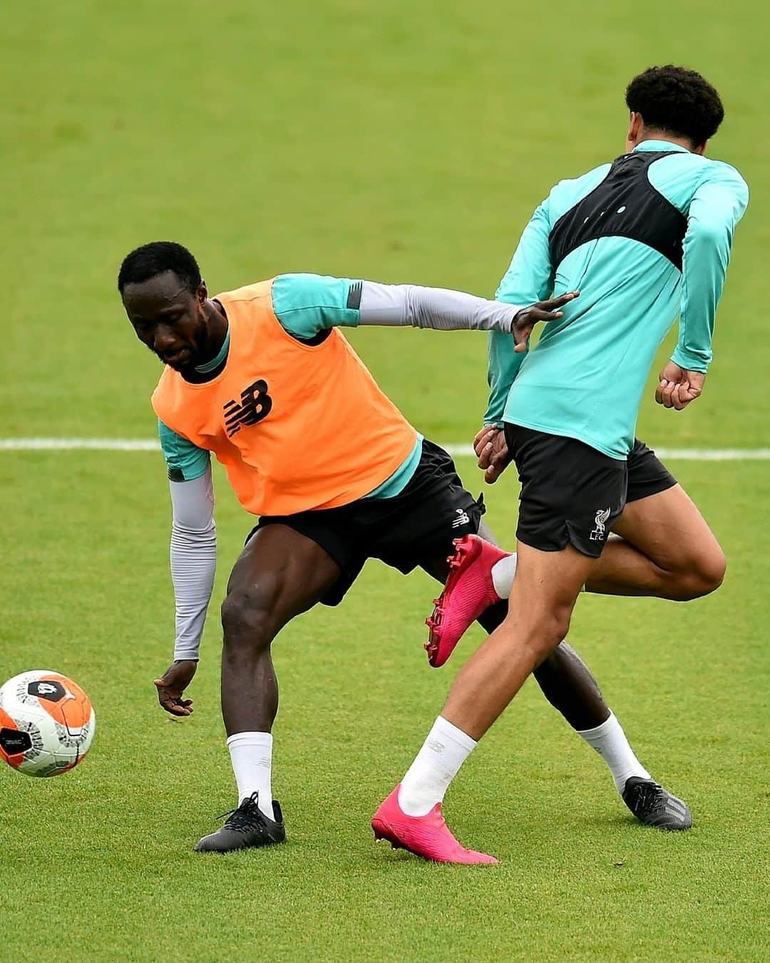 リヴァプールFCさんのインスタグラム写真 - (リヴァプールFCInstagram)「Focused and ready for #ARSLIV 💪🤩 #LFC #LiverpoolFC #Liverpool #Training」7月14日 0時52分 - liverpoolfc