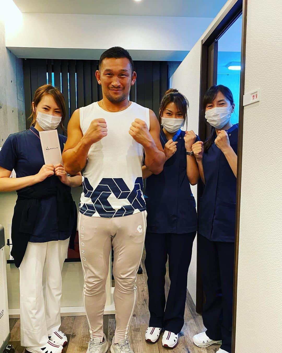 ストラッサー起一のインスタグラム：「先日、子育て頑張ってる麻美を美容クリニックに連れて行って来ました👍 場所は心斎橋にある【ポムクリニック】さん。 この日は麻美はフォトレーザーとコラーゲンピールと美容点滴。 施術後に嫁の肌はツルツルに輝いてて美容って凄いと思いました！！！ 僕は高濃度ビタミンとニンニクの点滴して疲労回復💪 今回、麻美も喜んでくれて良かったです。 スタッフの皆さんも親切にして頂きありがとうございました。 また次回も宜しくお願い致します🥺  ★ポムクリニック https://www.pom-clinic.com  #ポムクリニック  #美容 #心斎橋 #大阪」