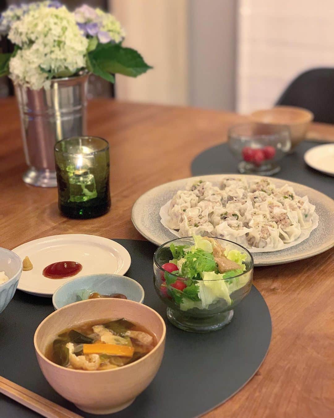 のインスタグラム：「昨日は発表会のあと「夜何食べたい❓」「いくらごはん❗️」とうっかりやり取りした後、前日の撮影の残り食材を使ってしまいたかったことを思い出し🙄結局#シュウマイ に🥢 ・ 肉だねは、余っていた豚ひき肉と鶏ひき肉半々。 ・ 味付けの塩とオイスターソース少々、すりおろしたしょうが&にんにくを加えて粘り気が出るまで練り混ぜて🤏 ・ ここで味の要❗️戻した#干し椎茸 もみじん切りして加えます。 ・ 野菜は、白菜と玉ねぎ、長ネギの葉の部分。 ひき肉と同量程度、たっぷりと❗️ 粗みじん切りして塩もみし、15分ほどおいて出てきた水気をよーく絞って😉  ・ 仕上げに片栗粉でやわらかさの調整を🤏 ・ こんなに喜んで野菜も摂取してくれる料理もなかなか😂👏👏 ・ そんなわけで、#いくらごはん は今日に😊 ・ いくらだけは私がキツいので、マグロも少し。 特別な日じゃないし、切り落としでイイよね、と。笑 ・ 付け合わせは、炊いたアマランサスと水、しょうゆ、オリーブオイルを混ぜて作ったなんちゃって#たらこドレッシング を使った#アマランサスのタラモサラダ に、#カレー風味のきんぴらごぼう #お味噌汁 🥢 ・ つい地味になる、、😜 ・ とにかくちゃんと食べて寝ていれば大丈夫🌱✨✨ ・ さぁ寝よう🥱 ・ ・ #夜ごはん #子供とご飯 #粮理家 #ウェルネスフードスタイリスト #松見早枝子」