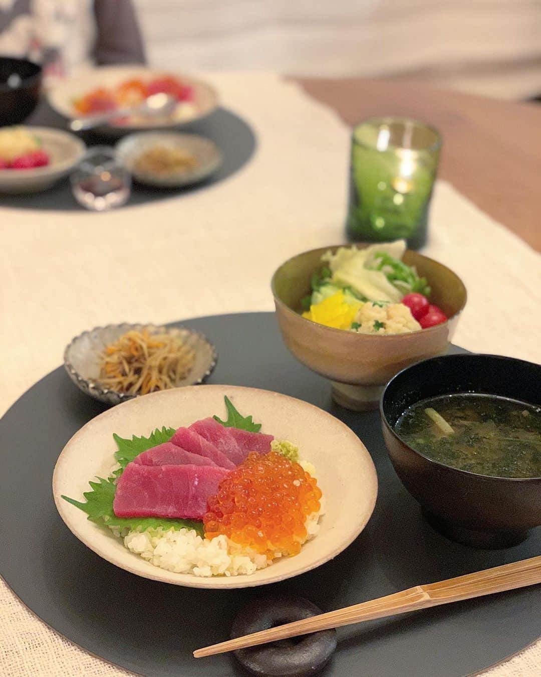 松見早枝子さんのインスタグラム写真 - (松見早枝子Instagram)「昨日は発表会のあと「夜何食べたい❓」「いくらごはん❗️」とうっかりやり取りした後、前日の撮影の残り食材を使ってしまいたかったことを思い出し🙄結局#シュウマイ に🥢 ・ 肉だねは、余っていた豚ひき肉と鶏ひき肉半々。 ・ 味付けの塩とオイスターソース少々、すりおろしたしょうが&にんにくを加えて粘り気が出るまで練り混ぜて🤏 ・ ここで味の要❗️戻した#干し椎茸 もみじん切りして加えます。 ・ 野菜は、白菜と玉ねぎ、長ネギの葉の部分。 ひき肉と同量程度、たっぷりと❗️ 粗みじん切りして塩もみし、15分ほどおいて出てきた水気をよーく絞って😉  ・ 仕上げに片栗粉でやわらかさの調整を🤏 ・ こんなに喜んで野菜も摂取してくれる料理もなかなか😂👏👏 ・ そんなわけで、#いくらごはん は今日に😊 ・ いくらだけは私がキツいので、マグロも少し。 特別な日じゃないし、切り落としでイイよね、と。笑 ・ 付け合わせは、炊いたアマランサスと水、しょうゆ、オリーブオイルを混ぜて作ったなんちゃって#たらこドレッシング を使った#アマランサスのタラモサラダ に、#カレー風味のきんぴらごぼう #お味噌汁 🥢 ・ つい地味になる、、😜 ・ とにかくちゃんと食べて寝ていれば大丈夫🌱✨✨ ・ さぁ寝よう🥱 ・ ・ #夜ごはん #子供とご飯 #粮理家 #ウェルネスフードスタイリスト #松見早枝子」7月14日 0時59分 - saekomatsumi