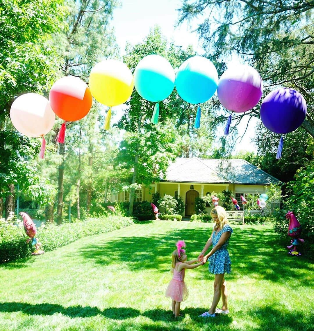 ニッキー・ヒルトンさんのインスタグラム写真 - (ニッキー・ヒルトンInstagram)「Trolls Birthday 🌈 💜💕」7月14日 1時01分 - nickyhilton