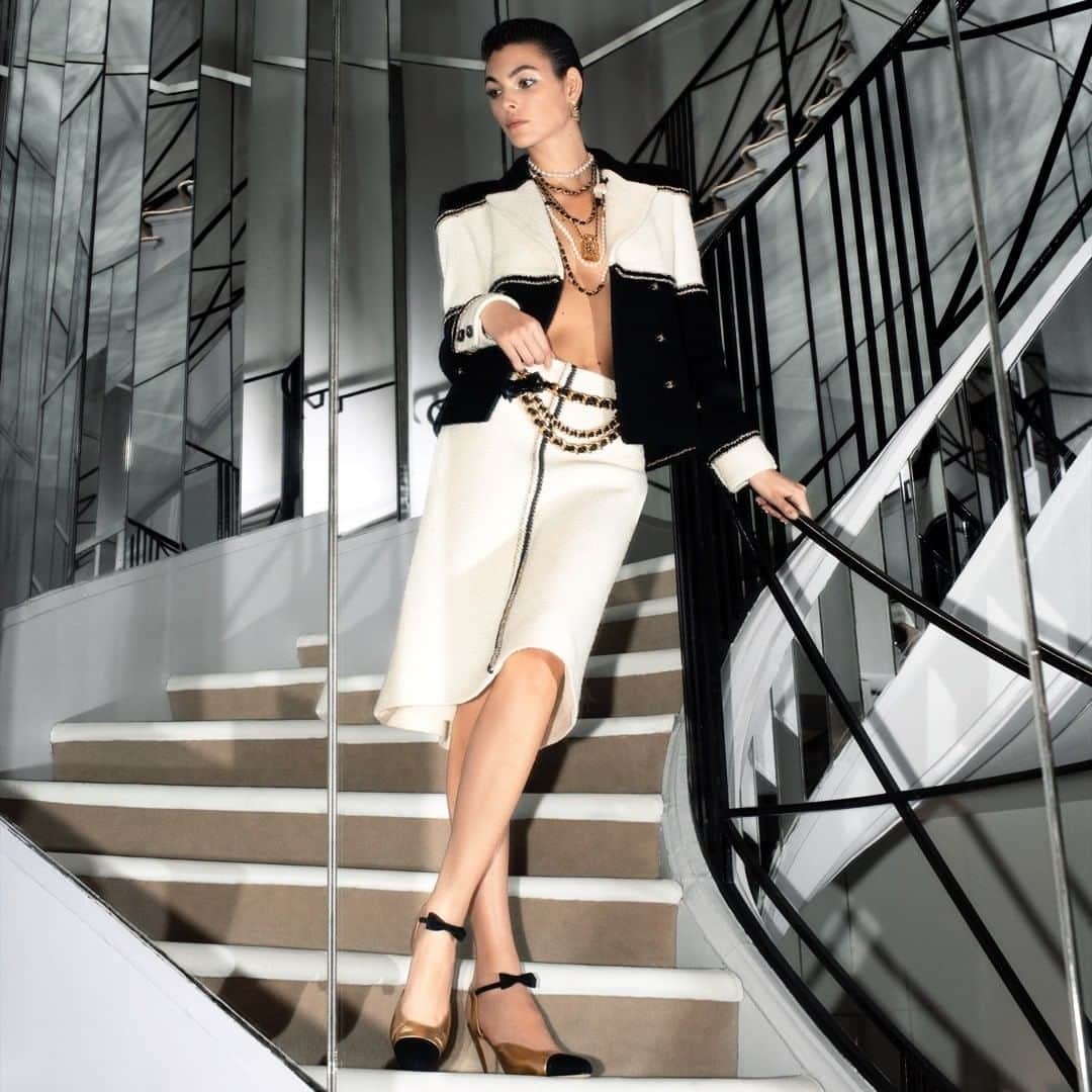 のインスタグラム：「Contemporary allure – the CHANEL jacket is reinterpreted in two-tone shades and covered with camellias made by Lemarié.  The 2019/20 Métiers d’art collection is now in boutiques.  #CHANELMetiersdart #CHANEL @Le19M #Le19M @MaisonDesrues #Desrues @Maison_Lemarie #MaisonLemarie @Massaro_Paris #Massaro @MelodieMcDaniel @Vittoria」