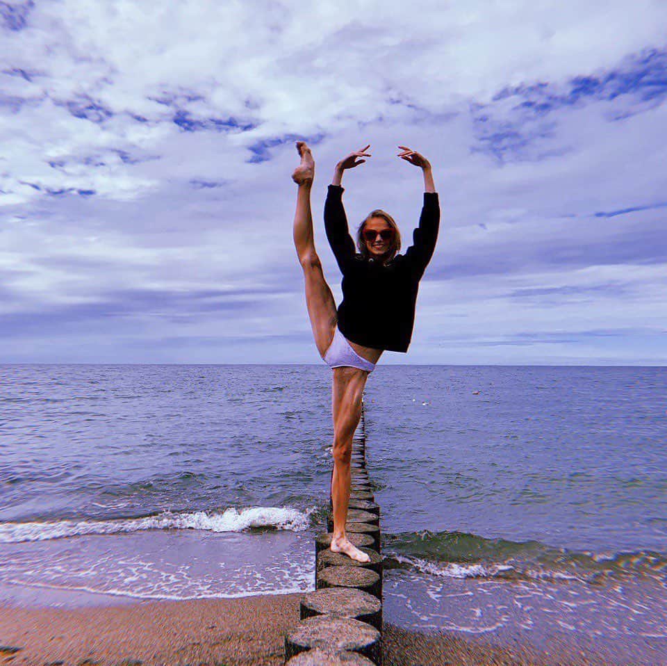 ダリア・イオノワのインスタグラム：「схватившись за шанс : лови баланс 🌊  _______________________________________  #spb #saintpetersburg #mariinsky #mariinskytheatre #mariinskyballet #mariinskydancer #vaganovastudents #ballet」