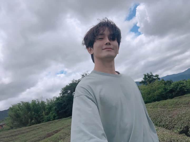 オン・ジュワンのインスタグラム：「비가 그치고 이런 하늘이 맞이해주면 좋을거 같은 하늘☁️ 천둥번개 치는 밤⚡️ 다들 굿밤🌈」