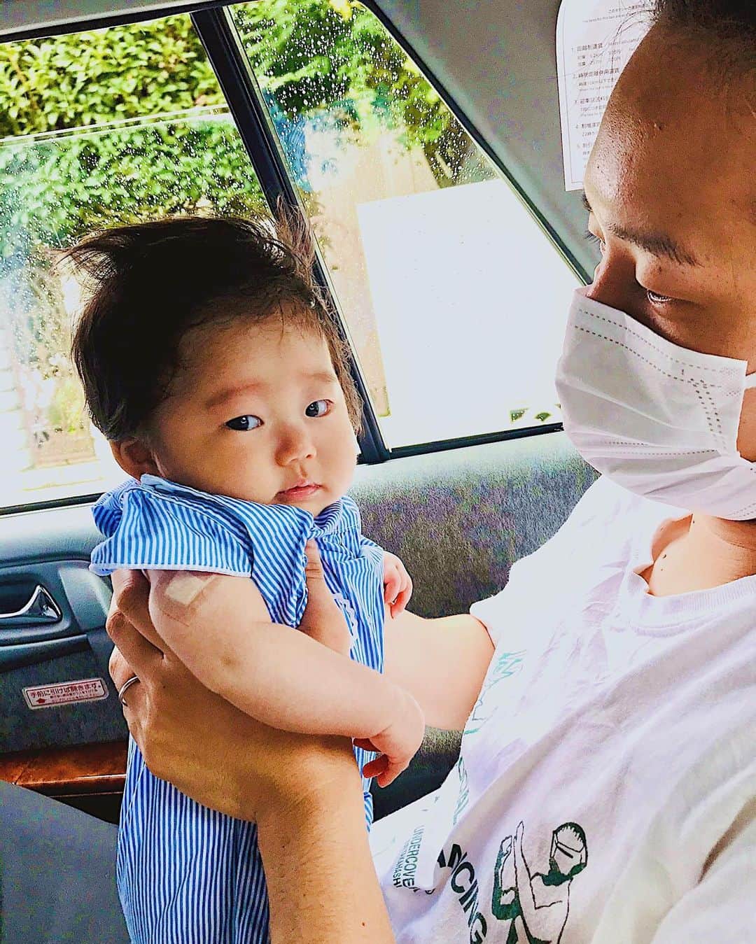 クレヨンだいちゃんのインスタグラム：「💉💉💉 ㅤㅤㅤㅤㅤㅤㅤㅤㅤㅤㅤㅤㅤ 桜音ちゃんと嫁と 予防接種行ってきた🧞‍♂️ ㅤㅤㅤㅤㅤㅤㅤㅤㅤㅤㅤㅤㅤ 桜音は泣いてたのに 写真撮ろうとしたら ドヤ顔してた。笑 ㅤㅤㅤㅤㅤㅤㅤㅤㅤㅤㅤㅤㅤ ㅤㅤㅤㅤㅤㅤㅤㅤㅤㅤㅤㅤㅤ #最近は色んな表情するようになってきた #初めて笑顔見た時は今まで人生で1番幸せやった #泣くときにサボること覚えたらしい #嘘泣きも可愛い #主観が勝ってパパグラマーにはなれんわ #1日ごとに大きくなっていくの実感できる #桜音にかっこいいパパって思われたい #ちなみに今は自分の胸の上で爆睡中 #縦抱きで自分の上で寝てる時も幸せ感じる #はよ抱っこをねだってくれるようになってほしい #今は嫁は布団で爆睡中 #桜音と嫁の寝相の悪さは嫁の勝ち #ダブルの布団じゃ足りません」