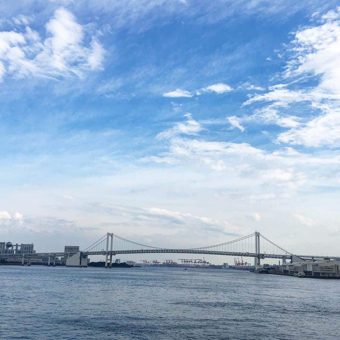 InterContinental Tokyo Bayさんのインスタグラム写真 - (InterContinental Tokyo BayInstagram)「. 7月12日、竹芝と伊豆諸島を結んでいたジェットフォイル『セブンアイランド 虹』が定期航路の最終運航を終え、竹芝へ戻ってきました🛥 . いつも高速スピードで東京湾内を出ていきますが、梅雨の晴れ間の中、ゆっくりと名残惜しそうに去っていく後ろ姿を見ると、寂しい気持ちになります😢 . 長きに渡り、お疲れ様でした！ . #intercontinentaltokyobay  #intercontinental  #ホテルインターコンチネンタル東京ベイ  #インターコンチネンタル東京ベイ  #竹芝 #伊豆諸島 #セブンアイランド #虹 #レインボーブリッジ」7月14日 1時09分 - intercontitokyobay