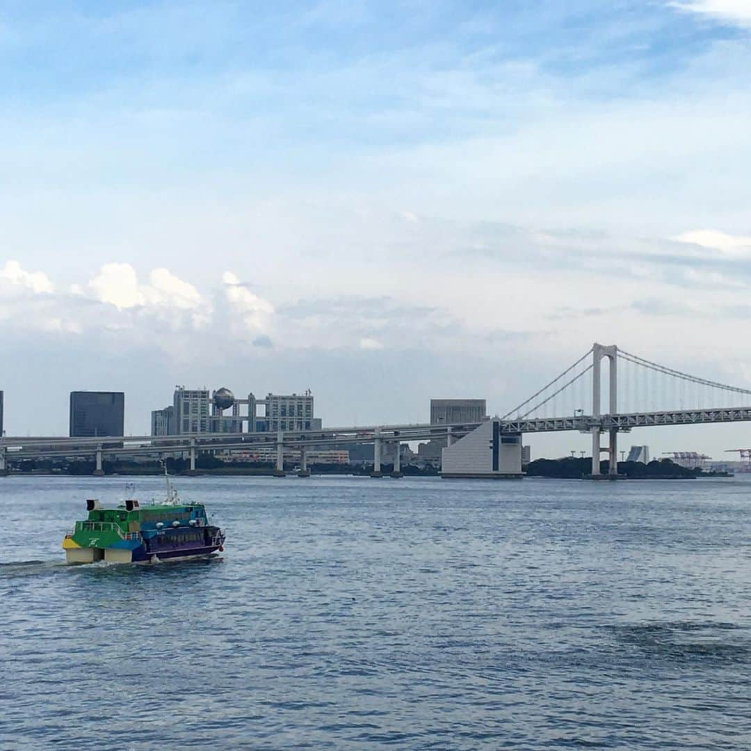InterContinental Tokyo Bayさんのインスタグラム写真 - (InterContinental Tokyo BayInstagram)「. 7月12日、竹芝と伊豆諸島を結んでいたジェットフォイル『セブンアイランド 虹』が定期航路の最終運航を終え、竹芝へ戻ってきました🛥 . いつも高速スピードで東京湾内を出ていきますが、梅雨の晴れ間の中、ゆっくりと名残惜しそうに去っていく後ろ姿を見ると、寂しい気持ちになります😢 . 長きに渡り、お疲れ様でした！ . #intercontinentaltokyobay  #intercontinental  #ホテルインターコンチネンタル東京ベイ  #インターコンチネンタル東京ベイ  #竹芝 #伊豆諸島 #セブンアイランド #虹 #レインボーブリッジ」7月14日 1時09分 - intercontitokyobay