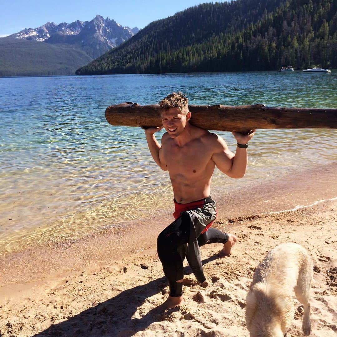 スティーブ・クックのインスタグラム：「Take your workout anywhere! During these unprecedented times we have to learn to adapt. Working out outside of the gym does it mean death to all of your gains. Get creative! Our @fitnessculturetraining app has bodyweight and minimal equipment workouts. Where would you want to workout most - chose from places below.  Pictures 1- Idaho Redfish Lake. 2- Barcelona on the beach 3- City street  4- Kauai Hi, waterfall  5- St George Utah  6- Bondi Beach  7- Lake Powell Az 8- Central Coast Aus」
