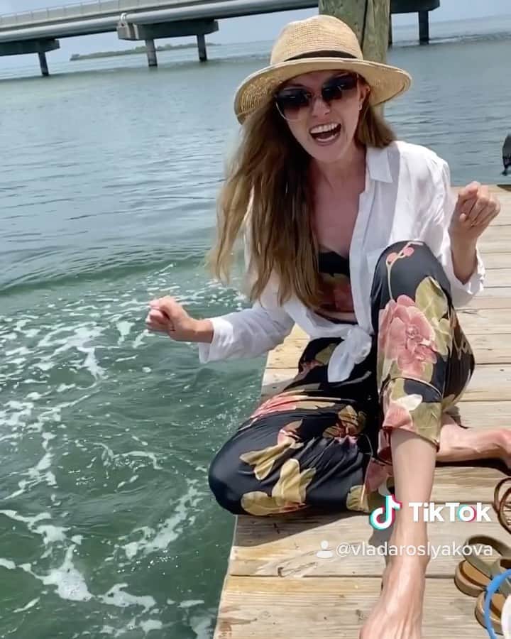 ヴラダ・ロスリャコヴァのインスタグラム：「Making of “Jaws 2020” with Vlada as a lead actress. It is a comedy though.  🦈  They said this fish doesn’t have teeth... now I have a scar on my middle finger 🖕」