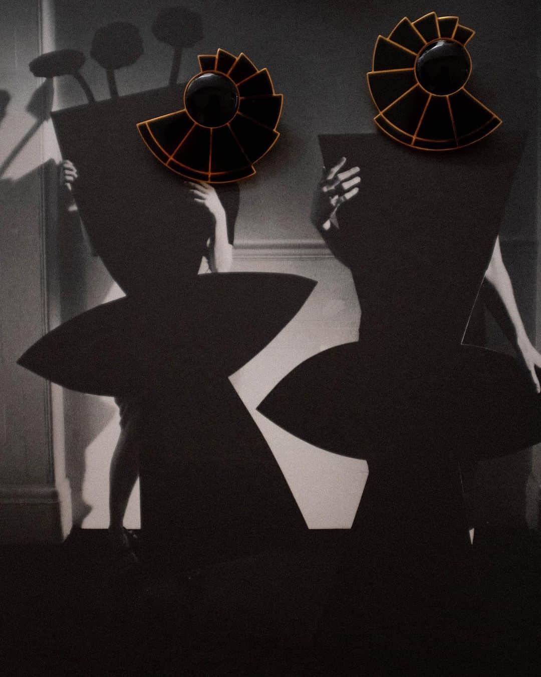 Monica Sordoさんのインスタグラム写真 - (Monica SordoInstagram)「A still life series of The Nautilus earrings as seen by Peruvian stylist and Art Director @lialazaro 🖤 #MonicaSordo」7月14日 1時32分 - monicasordo