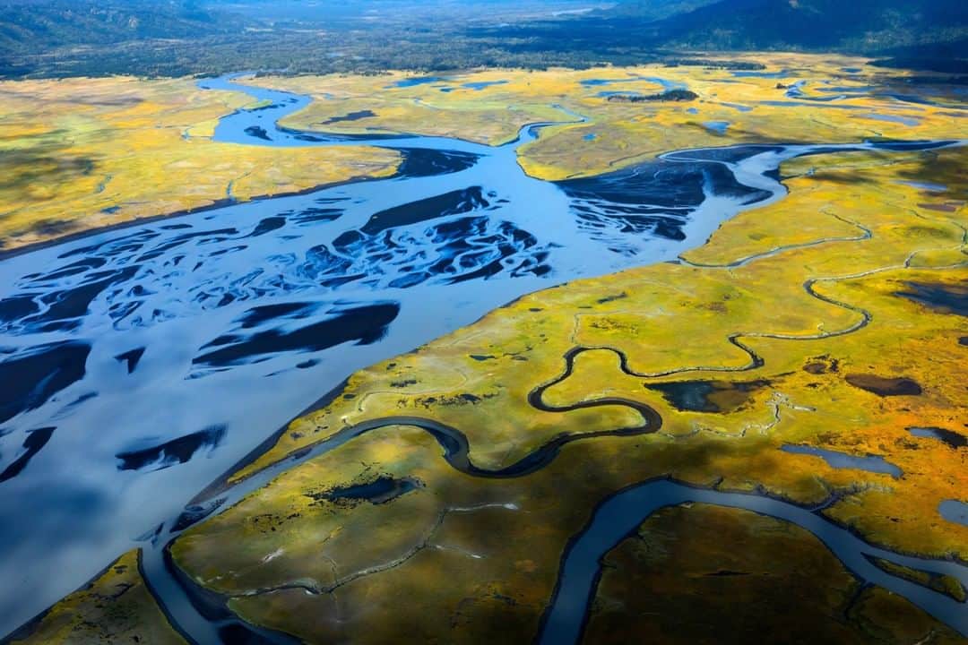 Discoveryさんのインスタグラム写真 - (DiscoveryInstagram)「Nature in Focus: Aerial Alaska ❄️ In the era of the drone, aerial photography from an airplane has taken a bit of a backseat, however in a place as vast as Alaska, for me it still reigns king. Ever since Alaska became our 49th state, the best way to appreciate the magnitude of the beauty contained within has been from a small plane, and it's still by far my first choice. From the ground, all sense of scale is lost, but from a plane you can start to comprehend the scale of what you are looking at, such as the image of Tustumena glacier (pictured with the rainbow), which disappears into the Harding Icefield 20 miles up canyon, or where the width of the glacier (near the rainbow) is a mile and a half across. Aerial photography also allows us to truly appreciate the interconnectedness of a place. It allows us to understand how a single glacier can shape a canyon, or feed life into a lake, or for everyone downstream, provide freshwater and recreational opportunities. It takes an extra bit of courage everytime I step into one of those small two seaters and bounce around on the winds, but I'm always mesmerized by the images I am able to create and so thankful for the opportunity to see the world from above. Click the link in bio to watch how these were captured.  Photo + Caption: Ian Shive (@ianshivephoto)  #kenainationalwildliferefuge @usfws  @usinterior  #nationalwildliferefuge #knowyourrefuge #alaska #natureinfocus #rainbow #landscape #glacier #aerialphotography #Tustumena #HardingIcefield #majestic_earth」7月14日 1時30分 - discovery
