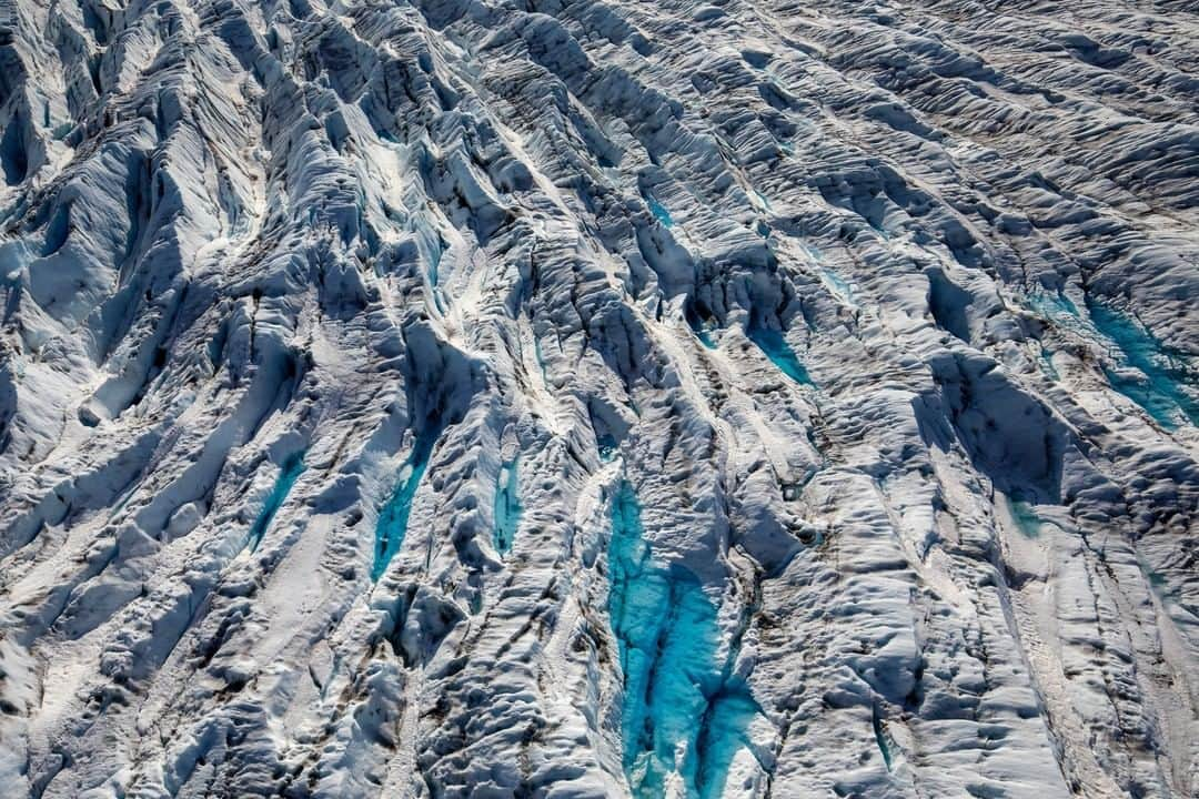 Discoveryさんのインスタグラム写真 - (DiscoveryInstagram)「Nature in Focus: Aerial Alaska ❄️ In the era of the drone, aerial photography from an airplane has taken a bit of a backseat, however in a place as vast as Alaska, for me it still reigns king. Ever since Alaska became our 49th state, the best way to appreciate the magnitude of the beauty contained within has been from a small plane, and it's still by far my first choice. From the ground, all sense of scale is lost, but from a plane you can start to comprehend the scale of what you are looking at, such as the image of Tustumena glacier (pictured with the rainbow), which disappears into the Harding Icefield 20 miles up canyon, or where the width of the glacier (near the rainbow) is a mile and a half across. Aerial photography also allows us to truly appreciate the interconnectedness of a place. It allows us to understand how a single glacier can shape a canyon, or feed life into a lake, or for everyone downstream, provide freshwater and recreational opportunities. It takes an extra bit of courage everytime I step into one of those small two seaters and bounce around on the winds, but I'm always mesmerized by the images I am able to create and so thankful for the opportunity to see the world from above. Click the link in bio to watch how these were captured.  Photo + Caption: Ian Shive (@ianshivephoto)  #kenainationalwildliferefuge @usfws  @usinterior  #nationalwildliferefuge #knowyourrefuge #alaska #natureinfocus #rainbow #landscape #glacier #aerialphotography #Tustumena #HardingIcefield #majestic_earth」7月14日 1時30分 - discovery