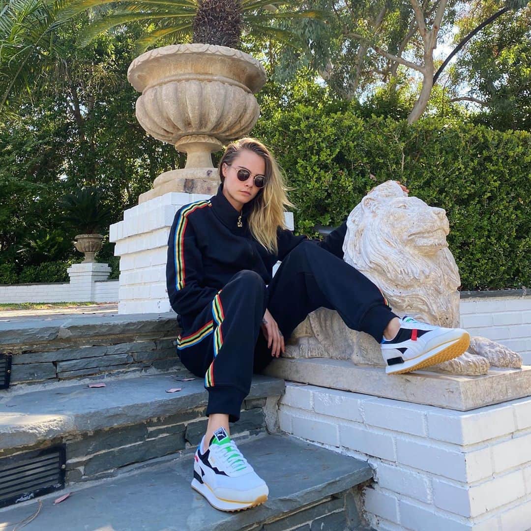 カーラ・デルヴィーニュのインスタグラム：「Stronger together. We are better as #OneTeam. • #UNITY @puma」