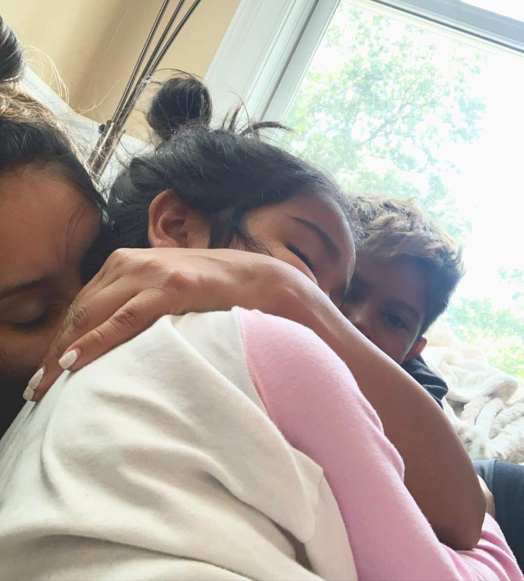 ニコール・ ポリッツィのインスタグラム：「Hugs for mommy 😩🙏🏽🥰」