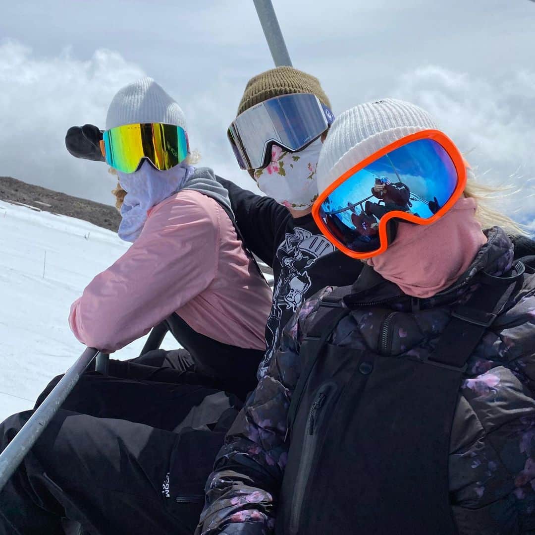 リンゼイ・ジャコベリスのインスタグラム：「Three #blondes on the chair... Can you guess who??? 📸 @peterfoleyusa」