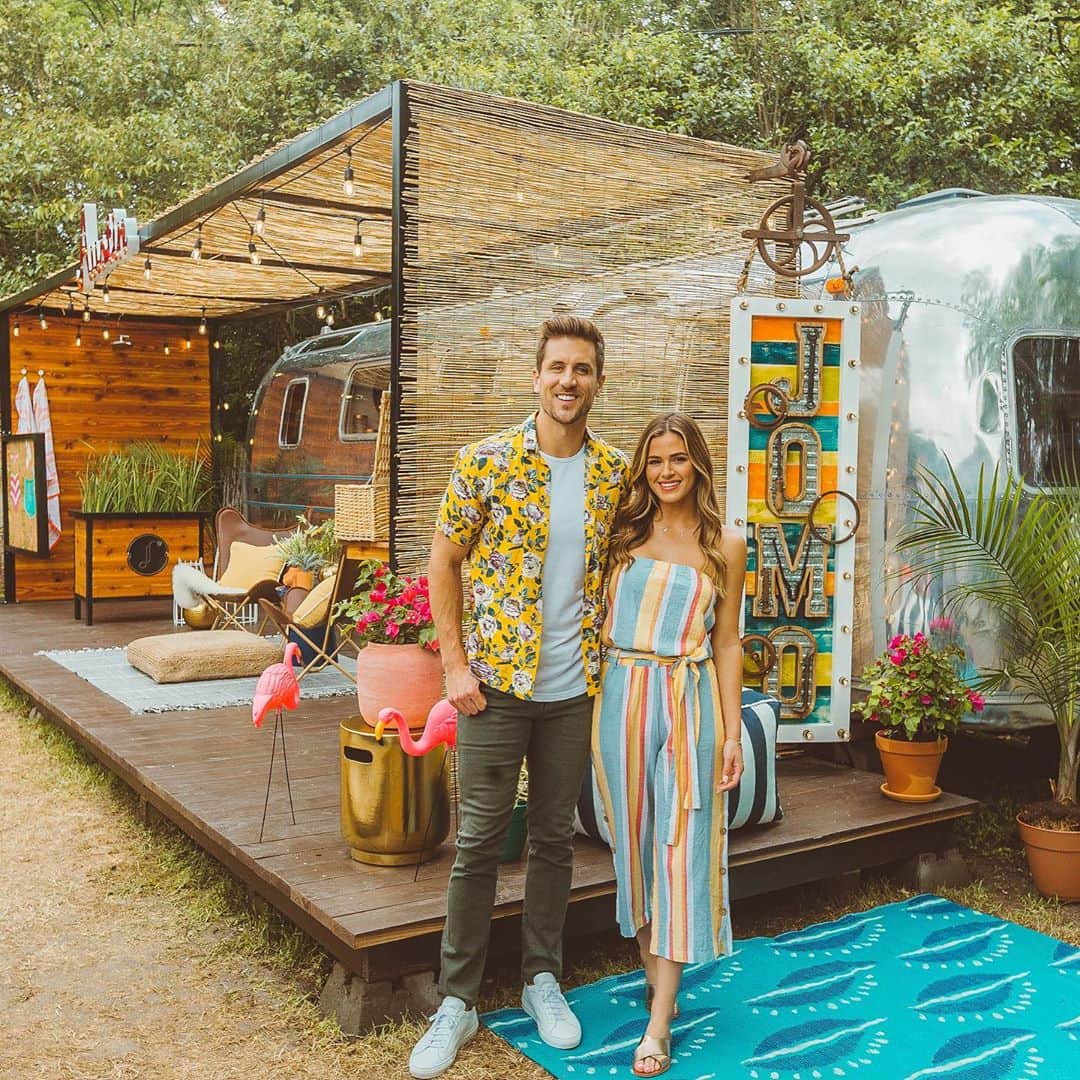 ジョジョ・フレッチャーのインスタグラム：「Throwing it back to one of our favorite out-of-the-box renovations— swipe for the Before + some Afters!  This was our funky Austin Silver Bullet 💕」