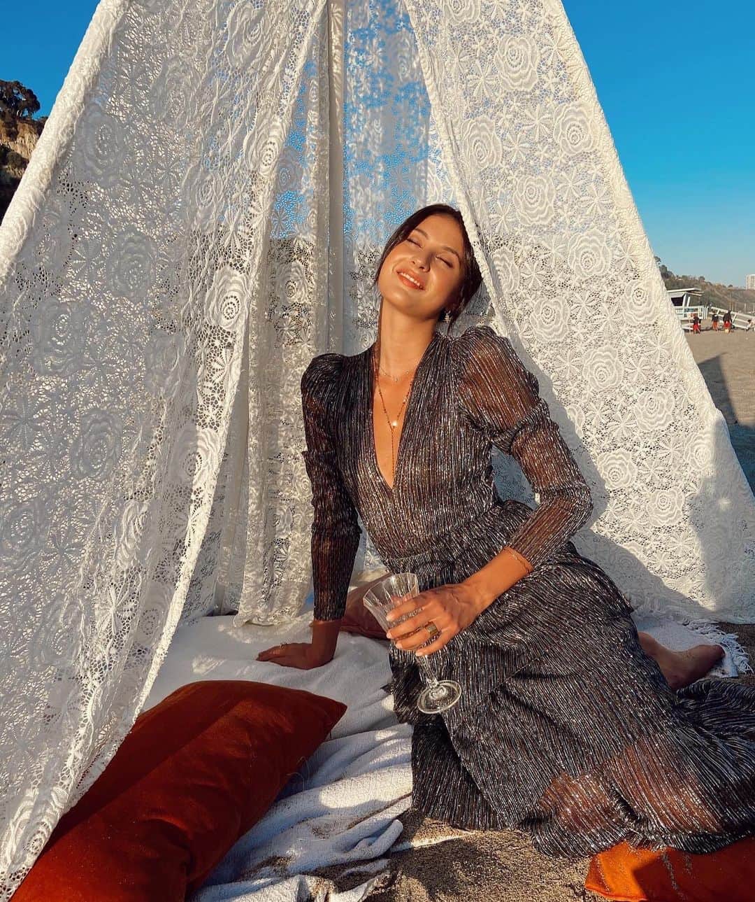 ブルーライフのインスタグラム：「sunset dreams ✨🥂@aisha_mainwaring in the carry dress 🌸 stunning picnic setup by @thepicnic.collective #shopplanetblue #beachpicnic」