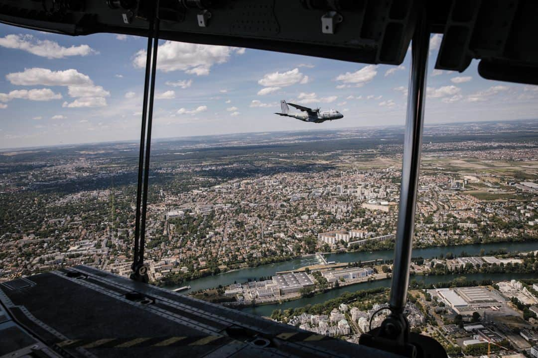 ルモンドさんのインスタグラム写真 - (ルモンドInstagram)「Jeudi 9 juillet. A la mi-journée, le vrombissement d’avions militaires s’est fait entendre au-dessus de la région parisienne. A quelques jours du 14-Juillet, l’armée de l’air procède aux derniers préparatifs, dont un vol d’entraînement au-dessus de la capitale. L’un des avions était un A400M, un avion de transport, avec à son bord six passagers, dont la photojournaliste Laurence Geai.⁣ Accompagné de deux Casa, l’avion a décollé de la base d’Orléans puis a survolé la Beauce avant d’arriver en Ile-de-France. L’appareil a servi récemment dans le cadre de l’opération « Résilience », pour déplacer des patients atteints du Covid-19 et désengorger des hôpitaux de l’est de la France et en région parisienne. Il est conçu pour transporter jusqu’à 37 tonnes de fret sur 4 500 km avec 116 soldats, mais aussi des véhicules militaires, qui peuvent embarquer et débarquer à l’aide d’une rampe. Pour l’occasion, celle-ci a été ouverte, afin de permettre à la photographe de saisir Paris, vu du ciel.⁣ -⁣ 1 : Marion, infirmière sur l'opération « Résilience » transportant des patients atteints du Covid-19, décharge l'A400M des appareils médicaux.⁣ 2 : Dans le cockpit : le capitaine Dorian, 29 ans (droite), et le capitaine Aurélien (gauche), 35 ans.⁣ 3 : L’avion militaire A400M, entre Orléans et Paris, à 14 h 05, le 9 juillet.⁣ 4 : Les appareils survolent l’île de Chatou, dans les Yvelines.⁣ 5 : L’appareil peut transporter jusqu’à 37 tonnes de fret sur 4 500 km avec 116 soldats, mais aussi des véhicules militaires.⁣ 6 : Le Seine se découvre au sol depuis la rampe ouverte de l’avion militaire, à Paris, le 9 juillet.⁣ 7 : Un mécanicien participe aux vérifications nécessaires à effectuer sur l’avion, après son retour à la base d’Orléans-Bricy, le 9 juillet.⁣ 8 : L’avion militaire A400M, de retour à la base militaire d’Orléans-Bricy, le 9 juillet.⁣ -⁣ Photos : Laurence Geai (@laurencegeai) #PourLeMonde⁣ -⁣ #A400M #14juillet #ArmeeDeLAir」7月14日 1時55分 - lemondefr