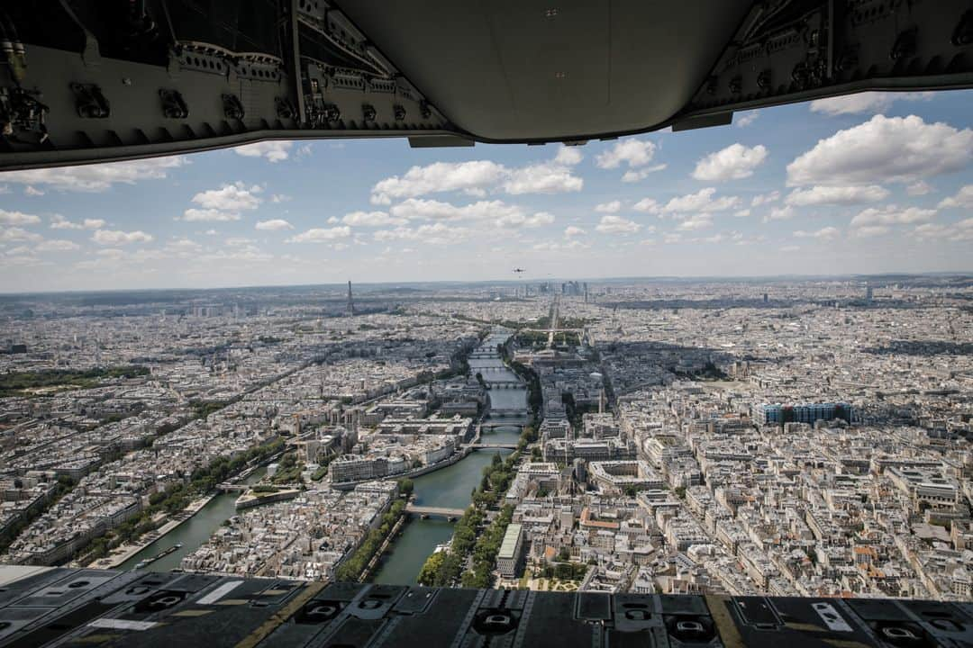 ルモンドさんのインスタグラム写真 - (ルモンドInstagram)「Jeudi 9 juillet. A la mi-journée, le vrombissement d’avions militaires s’est fait entendre au-dessus de la région parisienne. A quelques jours du 14-Juillet, l’armée de l’air procède aux derniers préparatifs, dont un vol d’entraînement au-dessus de la capitale. L’un des avions était un A400M, un avion de transport, avec à son bord six passagers, dont la photojournaliste Laurence Geai.⁣ Accompagné de deux Casa, l’avion a décollé de la base d’Orléans puis a survolé la Beauce avant d’arriver en Ile-de-France. L’appareil a servi récemment dans le cadre de l’opération « Résilience », pour déplacer des patients atteints du Covid-19 et désengorger des hôpitaux de l’est de la France et en région parisienne. Il est conçu pour transporter jusqu’à 37 tonnes de fret sur 4 500 km avec 116 soldats, mais aussi des véhicules militaires, qui peuvent embarquer et débarquer à l’aide d’une rampe. Pour l’occasion, celle-ci a été ouverte, afin de permettre à la photographe de saisir Paris, vu du ciel.⁣ -⁣ 1 : Marion, infirmière sur l'opération « Résilience » transportant des patients atteints du Covid-19, décharge l'A400M des appareils médicaux.⁣ 2 : Dans le cockpit : le capitaine Dorian, 29 ans (droite), et le capitaine Aurélien (gauche), 35 ans.⁣ 3 : L’avion militaire A400M, entre Orléans et Paris, à 14 h 05, le 9 juillet.⁣ 4 : Les appareils survolent l’île de Chatou, dans les Yvelines.⁣ 5 : L’appareil peut transporter jusqu’à 37 tonnes de fret sur 4 500 km avec 116 soldats, mais aussi des véhicules militaires.⁣ 6 : Le Seine se découvre au sol depuis la rampe ouverte de l’avion militaire, à Paris, le 9 juillet.⁣ 7 : Un mécanicien participe aux vérifications nécessaires à effectuer sur l’avion, après son retour à la base d’Orléans-Bricy, le 9 juillet.⁣ 8 : L’avion militaire A400M, de retour à la base militaire d’Orléans-Bricy, le 9 juillet.⁣ -⁣ Photos : Laurence Geai (@laurencegeai) #PourLeMonde⁣ -⁣ #A400M #14juillet #ArmeeDeLAir」7月14日 1時55分 - lemondefr