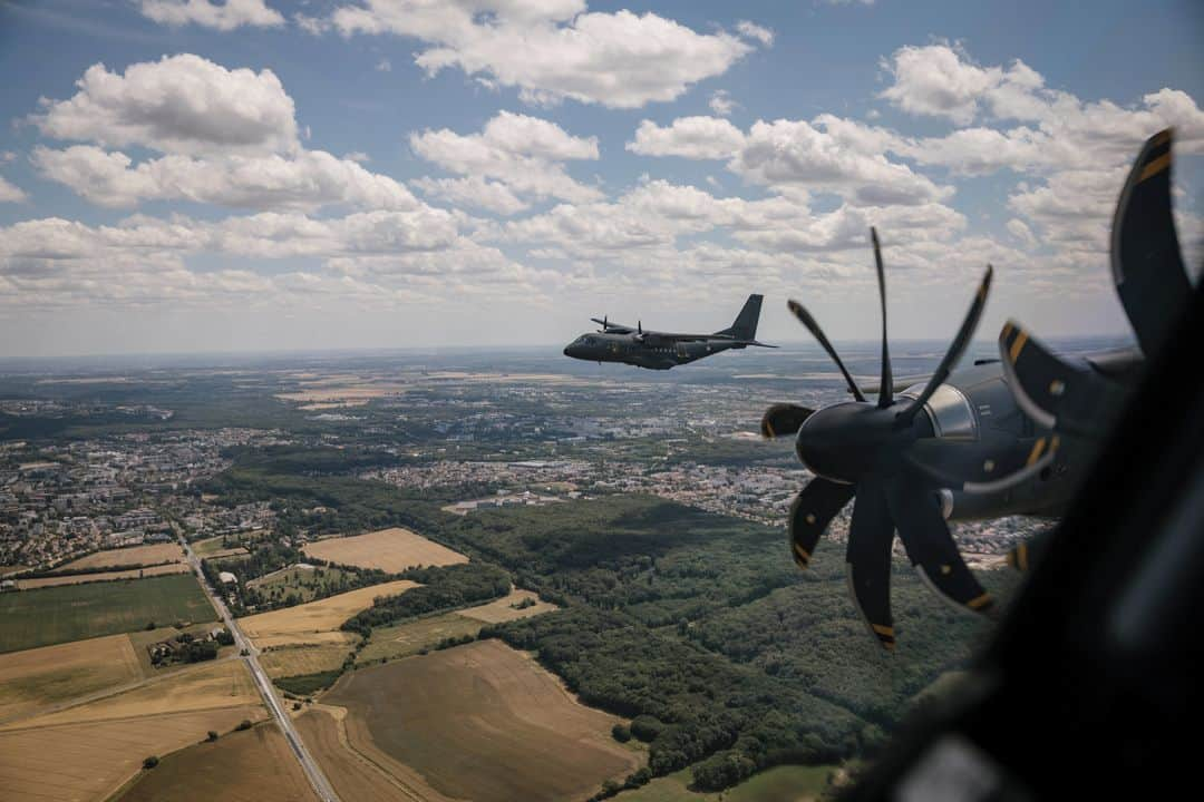 ルモンドさんのインスタグラム写真 - (ルモンドInstagram)「Jeudi 9 juillet. A la mi-journée, le vrombissement d’avions militaires s’est fait entendre au-dessus de la région parisienne. A quelques jours du 14-Juillet, l’armée de l’air procède aux derniers préparatifs, dont un vol d’entraînement au-dessus de la capitale. L’un des avions était un A400M, un avion de transport, avec à son bord six passagers, dont la photojournaliste Laurence Geai.⁣ Accompagné de deux Casa, l’avion a décollé de la base d’Orléans puis a survolé la Beauce avant d’arriver en Ile-de-France. L’appareil a servi récemment dans le cadre de l’opération « Résilience », pour déplacer des patients atteints du Covid-19 et désengorger des hôpitaux de l’est de la France et en région parisienne. Il est conçu pour transporter jusqu’à 37 tonnes de fret sur 4 500 km avec 116 soldats, mais aussi des véhicules militaires, qui peuvent embarquer et débarquer à l’aide d’une rampe. Pour l’occasion, celle-ci a été ouverte, afin de permettre à la photographe de saisir Paris, vu du ciel.⁣ -⁣ 1 : Marion, infirmière sur l'opération « Résilience » transportant des patients atteints du Covid-19, décharge l'A400M des appareils médicaux.⁣ 2 : Dans le cockpit : le capitaine Dorian, 29 ans (droite), et le capitaine Aurélien (gauche), 35 ans.⁣ 3 : L’avion militaire A400M, entre Orléans et Paris, à 14 h 05, le 9 juillet.⁣ 4 : Les appareils survolent l’île de Chatou, dans les Yvelines.⁣ 5 : L’appareil peut transporter jusqu’à 37 tonnes de fret sur 4 500 km avec 116 soldats, mais aussi des véhicules militaires.⁣ 6 : Le Seine se découvre au sol depuis la rampe ouverte de l’avion militaire, à Paris, le 9 juillet.⁣ 7 : Un mécanicien participe aux vérifications nécessaires à effectuer sur l’avion, après son retour à la base d’Orléans-Bricy, le 9 juillet.⁣ 8 : L’avion militaire A400M, de retour à la base militaire d’Orléans-Bricy, le 9 juillet.⁣ -⁣ Photos : Laurence Geai (@laurencegeai) #PourLeMonde⁣ -⁣ #A400M #14juillet #ArmeeDeLAir」7月14日 1時55分 - lemondefr