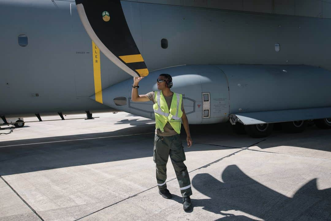 ルモンドさんのインスタグラム写真 - (ルモンドInstagram)「Jeudi 9 juillet. A la mi-journée, le vrombissement d’avions militaires s’est fait entendre au-dessus de la région parisienne. A quelques jours du 14-Juillet, l’armée de l’air procède aux derniers préparatifs, dont un vol d’entraînement au-dessus de la capitale. L’un des avions était un A400M, un avion de transport, avec à son bord six passagers, dont la photojournaliste Laurence Geai.⁣ Accompagné de deux Casa, l’avion a décollé de la base d’Orléans puis a survolé la Beauce avant d’arriver en Ile-de-France. L’appareil a servi récemment dans le cadre de l’opération « Résilience », pour déplacer des patients atteints du Covid-19 et désengorger des hôpitaux de l’est de la France et en région parisienne. Il est conçu pour transporter jusqu’à 37 tonnes de fret sur 4 500 km avec 116 soldats, mais aussi des véhicules militaires, qui peuvent embarquer et débarquer à l’aide d’une rampe. Pour l’occasion, celle-ci a été ouverte, afin de permettre à la photographe de saisir Paris, vu du ciel.⁣ -⁣ 1 : Marion, infirmière sur l'opération « Résilience » transportant des patients atteints du Covid-19, décharge l'A400M des appareils médicaux.⁣ 2 : Dans le cockpit : le capitaine Dorian, 29 ans (droite), et le capitaine Aurélien (gauche), 35 ans.⁣ 3 : L’avion militaire A400M, entre Orléans et Paris, à 14 h 05, le 9 juillet.⁣ 4 : Les appareils survolent l’île de Chatou, dans les Yvelines.⁣ 5 : L’appareil peut transporter jusqu’à 37 tonnes de fret sur 4 500 km avec 116 soldats, mais aussi des véhicules militaires.⁣ 6 : Le Seine se découvre au sol depuis la rampe ouverte de l’avion militaire, à Paris, le 9 juillet.⁣ 7 : Un mécanicien participe aux vérifications nécessaires à effectuer sur l’avion, après son retour à la base d’Orléans-Bricy, le 9 juillet.⁣ 8 : L’avion militaire A400M, de retour à la base militaire d’Orléans-Bricy, le 9 juillet.⁣ -⁣ Photos : Laurence Geai (@laurencegeai) #PourLeMonde⁣ -⁣ #A400M #14juillet #ArmeeDeLAir」7月14日 1時55分 - lemondefr