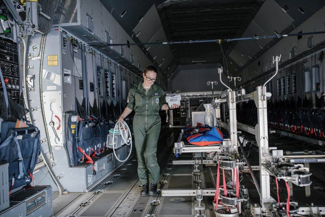 ルモンドさんのインスタグラム写真 - (ルモンドInstagram)「Jeudi 9 juillet. A la mi-journée, le vrombissement d’avions militaires s’est fait entendre au-dessus de la région parisienne. A quelques jours du 14-Juillet, l’armée de l’air procède aux derniers préparatifs, dont un vol d’entraînement au-dessus de la capitale. L’un des avions était un A400M, un avion de transport, avec à son bord six passagers, dont la photojournaliste Laurence Geai.⁣ Accompagné de deux Casa, l’avion a décollé de la base d’Orléans puis a survolé la Beauce avant d’arriver en Ile-de-France. L’appareil a servi récemment dans le cadre de l’opération « Résilience », pour déplacer des patients atteints du Covid-19 et désengorger des hôpitaux de l’est de la France et en région parisienne. Il est conçu pour transporter jusqu’à 37 tonnes de fret sur 4 500 km avec 116 soldats, mais aussi des véhicules militaires, qui peuvent embarquer et débarquer à l’aide d’une rampe. Pour l’occasion, celle-ci a été ouverte, afin de permettre à la photographe de saisir Paris, vu du ciel.⁣ -⁣ 1 : Marion, infirmière sur l'opération « Résilience » transportant des patients atteints du Covid-19, décharge l'A400M des appareils médicaux.⁣ 2 : Dans le cockpit : le capitaine Dorian, 29 ans (droite), et le capitaine Aurélien (gauche), 35 ans.⁣ 3 : L’avion militaire A400M, entre Orléans et Paris, à 14 h 05, le 9 juillet.⁣ 4 : Les appareils survolent l’île de Chatou, dans les Yvelines.⁣ 5 : L’appareil peut transporter jusqu’à 37 tonnes de fret sur 4 500 km avec 116 soldats, mais aussi des véhicules militaires.⁣ 6 : Le Seine se découvre au sol depuis la rampe ouverte de l’avion militaire, à Paris, le 9 juillet.⁣ 7 : Un mécanicien participe aux vérifications nécessaires à effectuer sur l’avion, après son retour à la base d’Orléans-Bricy, le 9 juillet.⁣ 8 : L’avion militaire A400M, de retour à la base militaire d’Orléans-Bricy, le 9 juillet.⁣ -⁣ Photos : Laurence Geai (@laurencegeai) #PourLeMonde⁣ -⁣ #A400M #14juillet #ArmeeDeLAir」7月14日 1時55分 - lemondefr