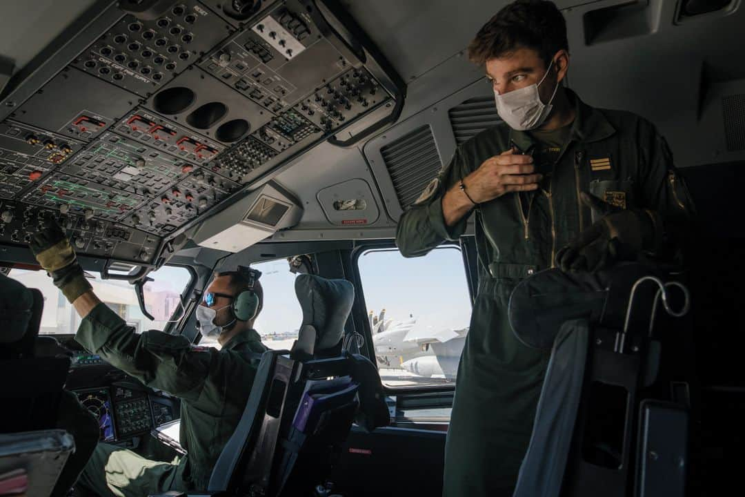 ルモンドさんのインスタグラム写真 - (ルモンドInstagram)「Jeudi 9 juillet. A la mi-journée, le vrombissement d’avions militaires s’est fait entendre au-dessus de la région parisienne. A quelques jours du 14-Juillet, l’armée de l’air procède aux derniers préparatifs, dont un vol d’entraînement au-dessus de la capitale. L’un des avions était un A400M, un avion de transport, avec à son bord six passagers, dont la photojournaliste Laurence Geai.⁣ Accompagné de deux Casa, l’avion a décollé de la base d’Orléans puis a survolé la Beauce avant d’arriver en Ile-de-France. L’appareil a servi récemment dans le cadre de l’opération « Résilience », pour déplacer des patients atteints du Covid-19 et désengorger des hôpitaux de l’est de la France et en région parisienne. Il est conçu pour transporter jusqu’à 37 tonnes de fret sur 4 500 km avec 116 soldats, mais aussi des véhicules militaires, qui peuvent embarquer et débarquer à l’aide d’une rampe. Pour l’occasion, celle-ci a été ouverte, afin de permettre à la photographe de saisir Paris, vu du ciel.⁣ -⁣ 1 : Marion, infirmière sur l'opération « Résilience » transportant des patients atteints du Covid-19, décharge l'A400M des appareils médicaux.⁣ 2 : Dans le cockpit : le capitaine Dorian, 29 ans (droite), et le capitaine Aurélien (gauche), 35 ans.⁣ 3 : L’avion militaire A400M, entre Orléans et Paris, à 14 h 05, le 9 juillet.⁣ 4 : Les appareils survolent l’île de Chatou, dans les Yvelines.⁣ 5 : L’appareil peut transporter jusqu’à 37 tonnes de fret sur 4 500 km avec 116 soldats, mais aussi des véhicules militaires.⁣ 6 : Le Seine se découvre au sol depuis la rampe ouverte de l’avion militaire, à Paris, le 9 juillet.⁣ 7 : Un mécanicien participe aux vérifications nécessaires à effectuer sur l’avion, après son retour à la base d’Orléans-Bricy, le 9 juillet.⁣ 8 : L’avion militaire A400M, de retour à la base militaire d’Orléans-Bricy, le 9 juillet.⁣ -⁣ Photos : Laurence Geai (@laurencegeai) #PourLeMonde⁣ -⁣ #A400M #14juillet #ArmeeDeLAir」7月14日 1時55分 - lemondefr