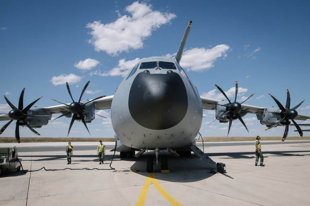 ルモンドさんのインスタグラム写真 - (ルモンドInstagram)「Jeudi 9 juillet. A la mi-journée, le vrombissement d’avions militaires s’est fait entendre au-dessus de la région parisienne. A quelques jours du 14-Juillet, l’armée de l’air procède aux derniers préparatifs, dont un vol d’entraînement au-dessus de la capitale. L’un des avions était un A400M, un avion de transport, avec à son bord six passagers, dont la photojournaliste Laurence Geai.⁣ Accompagné de deux Casa, l’avion a décollé de la base d’Orléans puis a survolé la Beauce avant d’arriver en Ile-de-France. L’appareil a servi récemment dans le cadre de l’opération « Résilience », pour déplacer des patients atteints du Covid-19 et désengorger des hôpitaux de l’est de la France et en région parisienne. Il est conçu pour transporter jusqu’à 37 tonnes de fret sur 4 500 km avec 116 soldats, mais aussi des véhicules militaires, qui peuvent embarquer et débarquer à l’aide d’une rampe. Pour l’occasion, celle-ci a été ouverte, afin de permettre à la photographe de saisir Paris, vu du ciel.⁣ -⁣ 1 : Marion, infirmière sur l'opération « Résilience » transportant des patients atteints du Covid-19, décharge l'A400M des appareils médicaux.⁣ 2 : Dans le cockpit : le capitaine Dorian, 29 ans (droite), et le capitaine Aurélien (gauche), 35 ans.⁣ 3 : L’avion militaire A400M, entre Orléans et Paris, à 14 h 05, le 9 juillet.⁣ 4 : Les appareils survolent l’île de Chatou, dans les Yvelines.⁣ 5 : L’appareil peut transporter jusqu’à 37 tonnes de fret sur 4 500 km avec 116 soldats, mais aussi des véhicules militaires.⁣ 6 : Le Seine se découvre au sol depuis la rampe ouverte de l’avion militaire, à Paris, le 9 juillet.⁣ 7 : Un mécanicien participe aux vérifications nécessaires à effectuer sur l’avion, après son retour à la base d’Orléans-Bricy, le 9 juillet.⁣ 8 : L’avion militaire A400M, de retour à la base militaire d’Orléans-Bricy, le 9 juillet.⁣ -⁣ Photos : Laurence Geai (@laurencegeai) #PourLeMonde⁣ -⁣ #A400M #14juillet #ArmeeDeLAir」7月14日 1時55分 - lemondefr