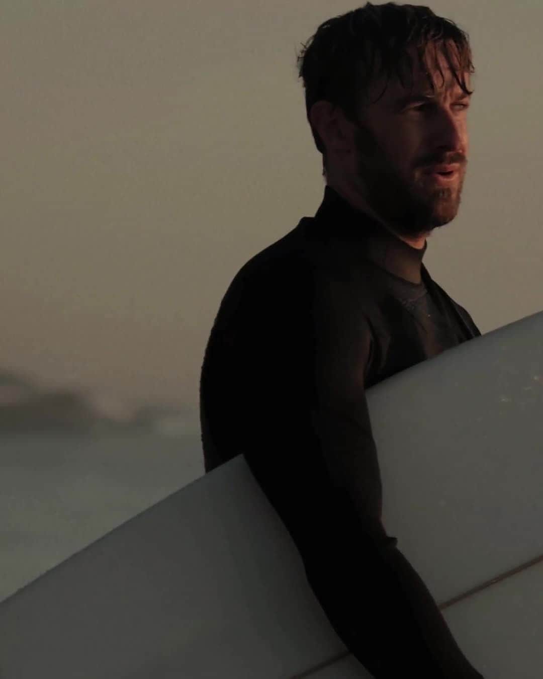 MR PORTERのインスタグラム：「With the world facing uncertainty, we set filmmaker, writer and surfer, Mr @james_aiken, a challenge: document when it means to be a surfer in 2020. What he found is that it was the ocean keeping him calm. "During the pandemic," he says, "I realised that surfing is one of the key aspects of my life, a source of joy and a solace. It was probably the first time in years that I hadn't had to travel and could just relax into a routine that thankfully was based almost entirely around the ocean."  Here, Mr Aiken takes us on a sunrise surf at Constantine Bay, North Cornwall in the new #MRPORTERGoneSurfin collection 🏄 Filmed by @jasonyeomanmedia #FriendsofMRPORTER」