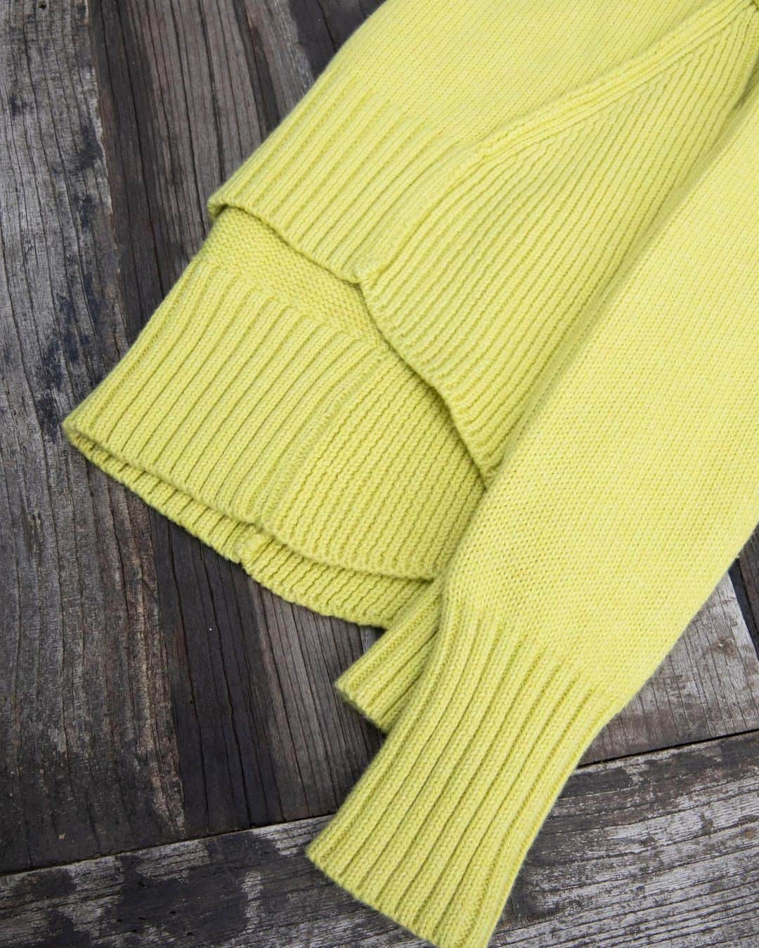 カレントエリオットのインスタグラム：「mellow yellow」
