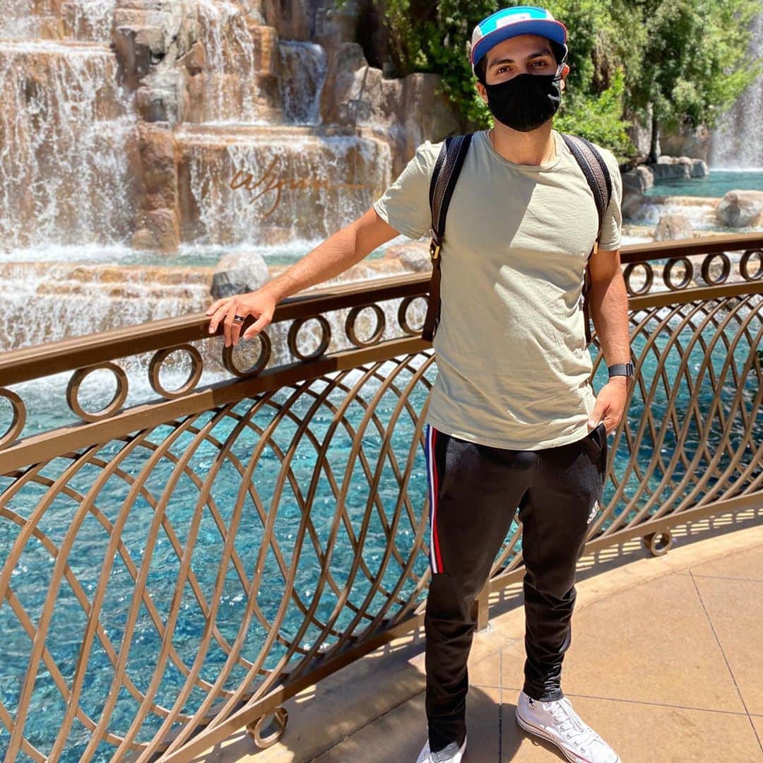 メナ・マスードのインスタグラム：「It’s been four months since the world shut down. As you begin to go back to normal life remember to wash your hands often and wear a mask!」
