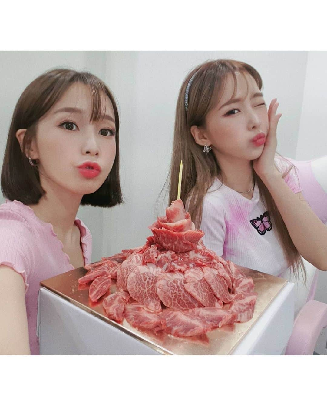 ウェイ さんのインスタグラム写真 - (ウェイ Instagram)「와아아아 한우케잌 이라니!!!! 🙊 3년째 우리 트위치팸들과 함께한 생일❤❤❤ 늘 감사하고 사랑합니다🙆‍♀️ 짜루짜루 진짜루😘  With my best Twitch fam❤ Love you guysss forever❤ #twtich #waylandttv #초아 #웨이 #쌍둥이생일 #크레용팝 #crayonpop #한우케잌 #bday #twins #choa #way」7月14日 2時18分 - baysunny