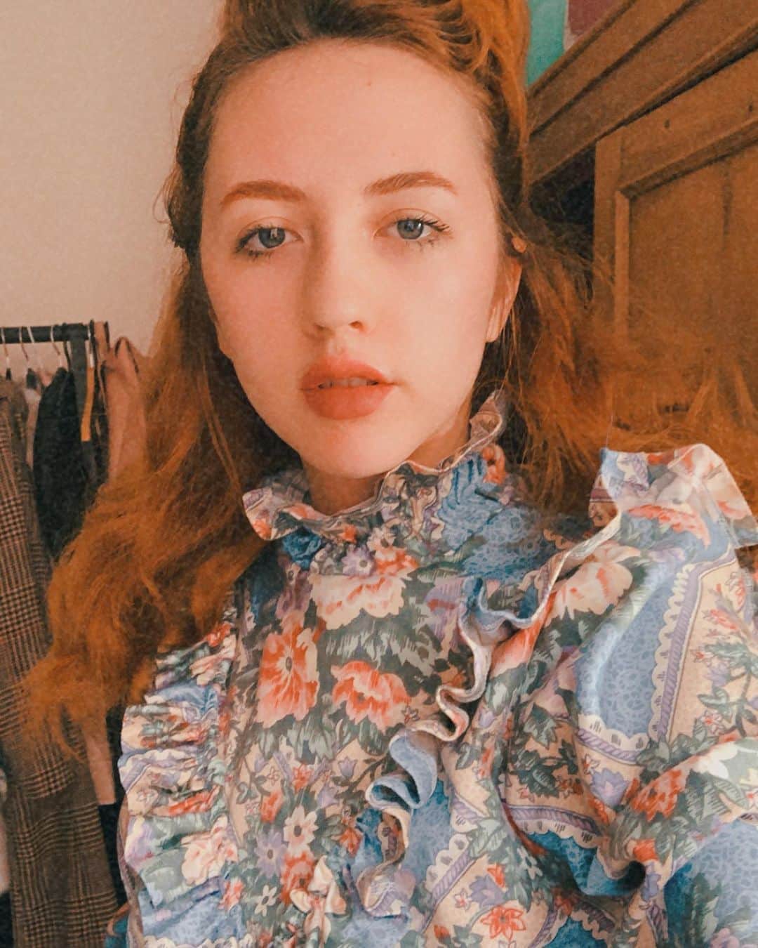 ベッキー・クルーエルのインスタグラム：「say a prayer for my prairie dress 😂 been on my stories the past few days sewing this dress with the gorgeous true vintage fabric! I think after seeing the poll results and my own kind of dissatisfaction with the finish (ended up being too straight cut..) I’ve ordered some fabric and I’ll try and make a circular skirt for it instead! 🙏 experimenting a lot but it’s the best way to learn! In the meantime I’m SO HAPPY with how the top half came out! 👗」