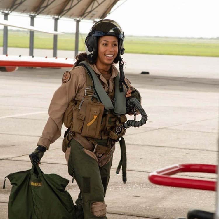 タラジ・P・ヘンソンさんのインスタグラム写真 - (タラジ・P・ヘンソンInstagram)「👑👑👑🙌🏾💪🏾✊🏾🙏🏾💋💋💋 Repost from @essence • A Black woman by the name of Lt. j.g. Madeline Swegle is making history in the United States armed services. The U.S. Navy has just named its first-ever Black female tactical aircraft pilot. Tap the 🔗in our bio for the full story.  #blackgirlmagic ✨」7月14日 2時26分 - tarajiphenson