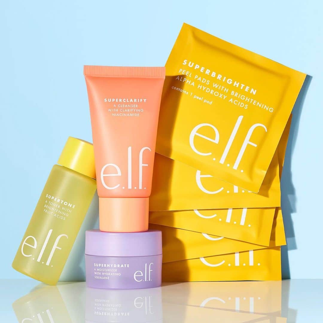 e.l.f.さんのインスタグラム写真 - (e.l.f.Instagram)「Our Supers Mini Kit is supercharged, ingredient-packed skincare in mini-sized products - containing skin-loving ingredients such as Squalane, Niacinamide, Lavender and Aloe. A mini-kit but big deal for $15 ⭐️  💛SuperTone - A gentle daily face toner that helps remove dead skin cells to reveal a more radiant, bright complexion. 🧡SuperClarify - This gel cleanser creates a gentle foam that lifts impurities from the skin, revealing a clean, smooth complexion. Infused with skin-loving ingredients Niacinamide & Lavender. 💜SuperHydrate - Infused with Squalane, a plant-derived oil that balances moisture and maintains elasticity, this lightweight gel quickly seeps into the skin for smooth, non-greasy hydration. 💛SuperBrighten Peel Pads - Powered by Alpha Hydroxy Acids (AHA), citrus and papaya extracts, these peel pads will leave your skin looking as bright.   #eyeslipsface #elfingamazing #elfcosmetics #crueltyfree #vegan」7月14日 2時27分 - elfcosmetics