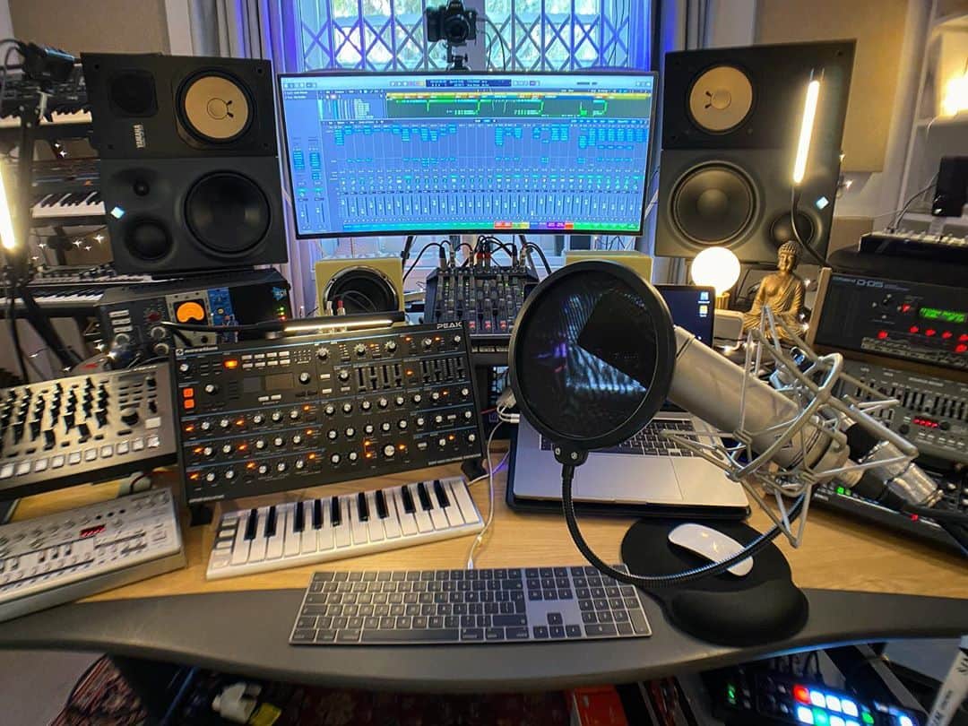 Disclosureさんのインスタグラム写真 - (DisclosureInstagram)「Making music from scratch & production walk throughs coming very very soon! Which of our songs would you like to hear Guy talk you through? 🎼🎵🎛🎚」7月14日 2時30分 - disclosure