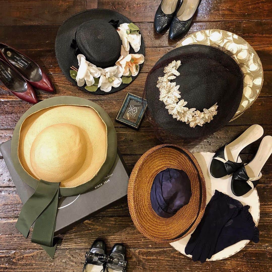 NUTTY Vintage&Collectibleのインスタグラム：「👠RECOMMEND VINTAGE👠  ☑︎vtg wide brim straw hat  広いつばがエレガントなストローハット。 当時の女優さんを彷彿とさせる華やかな造花・チュール付きのものや、凛とした佇まいの茶系のものなど、表情も様々。 つば広なので、夏の日差しよけにも最適です。  📮DMからも通販承ります📮  ------------------------------------ 🛍NUTTY通販について🛍 ------------------------------------- ◎掲載商品は全て通販可能となっておりますので、詳細はDMにてお気軽にお問い合わせくださいませ。また、ONLINE STOREに随時商品を掲載しております。商品詳細も記載しておりますので、是非ご利用くださいませ。 🔎 http://nutty.theshop.jp/ （ プロフィールページURLよりjump🕊） ㅤㅤㅤㅤㅤㅤㅤㅤㅤㅤㅤㅤㅤ ◎ご自宅でもお買い物をお楽しみいただけるVIDEO CHAT SHOPPING📺テレビ電話をお繋ぎして、リアルタイムでご案内いたします。詳細は過去の投稿をご覧ください。」