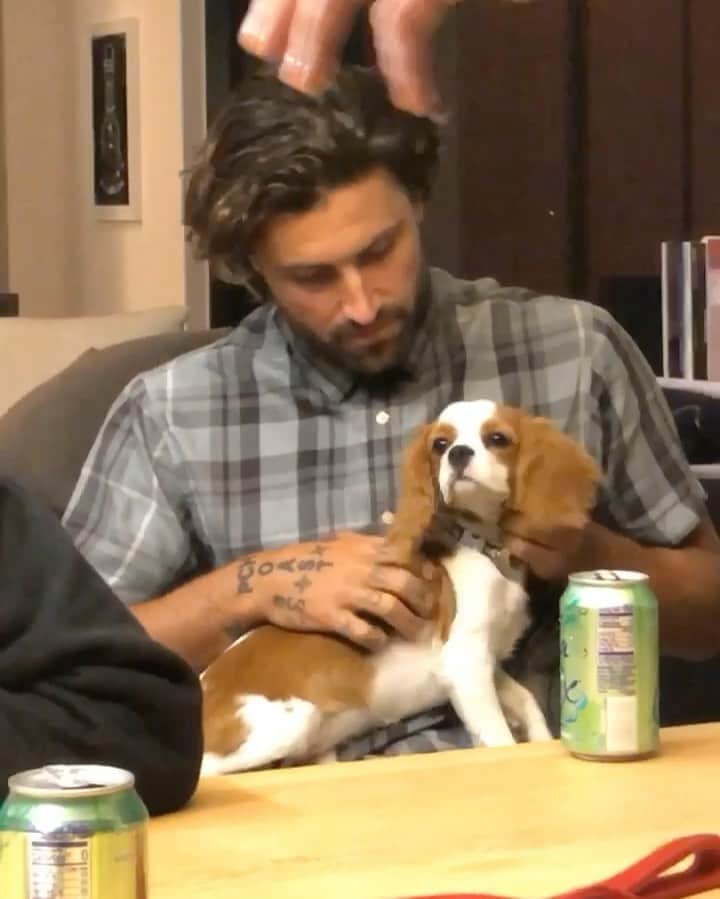 ブロディ・ジェンナーのインスタグラム：「Happiness is a warm puppy 🐶💙」